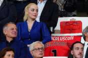 Il ritorno in pubblico di Marta Fascina, la “vedova” di Berlusconi allo stadio di Monza per il trofeo dedicato al Cav