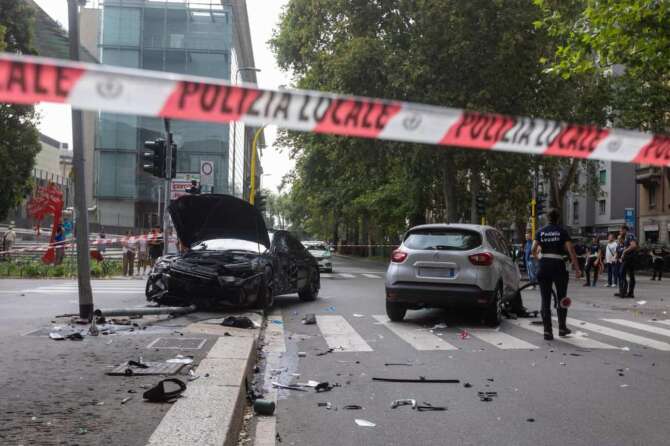 Investito a Milano, morto il 18enne canadese schiacciato da un’auto contro un palo: Karl passeggiava con i genitori