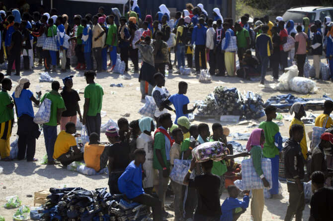 Chi c’è dietro l’emergenza migranti di Lampedusa: la mano del governo