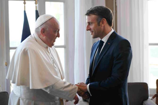 Papa Francesco a Macron: “Nessuna invasione dei migranti, basta con questa comunicazione allarmista”