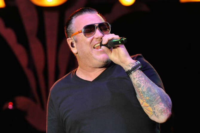 Come è morto Steve Harwell cantante degli Smash Mouth