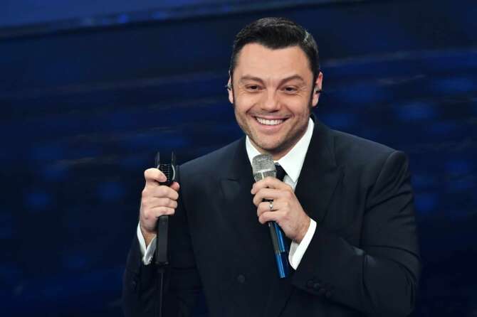 Tiziano Ferro divorzia perché non può portare i figli in Italia