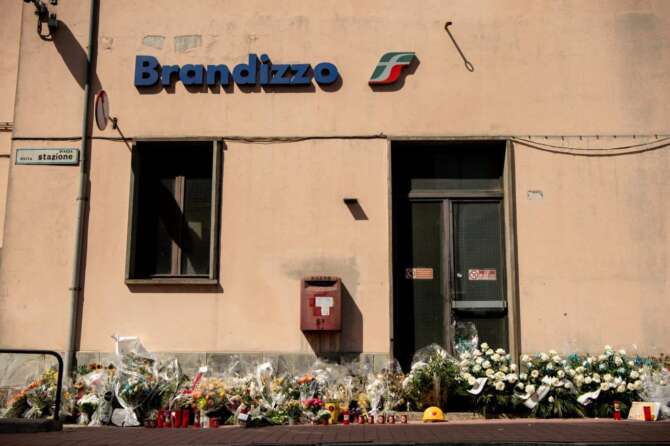 Strage di Brandizzo, l’allarme a vista per i lavori e la testimonianza della funzionaria: “Per 3 volte dissi di non iniziare”