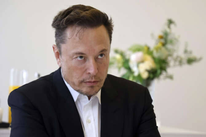 Elon Musk e il suo ruolo nella guerra in Ucraina: avrebbe spento la rete Starlink per evitare un attacco ucraino in Crimea