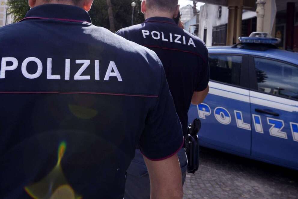 Violenta tre donne dopo averle drogate, abusi filmati con lo smartphone: netturbino arrestato a Roma