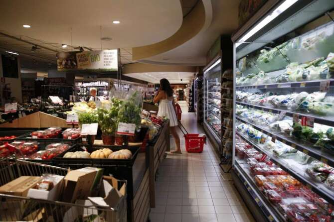 Come risparmiare sulla spesa, l’indagine di Altroconsumo nei supermercati: così si possono “tagliare” oltre 3mila euro