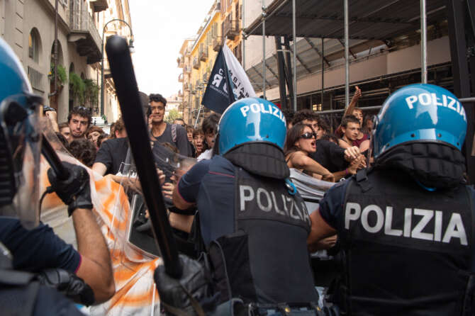 Cosa è successo a Torino: decine di ragazzini manganellati, Meloni in piena crisi di nervi