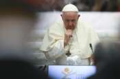 Papa Francesco, le accuse a padre Georg Gaenswein: “Manca di nobiltà e umanità, Ratzinger fu isolato e usato”