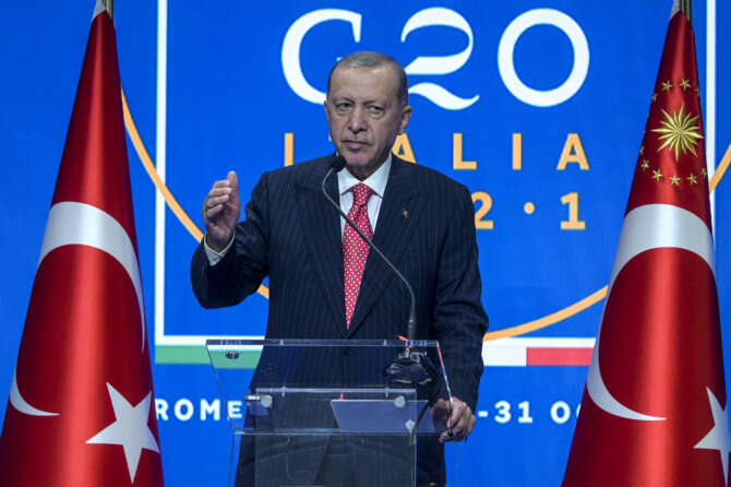 Erdogan spiazza gli alleati della Nato: “Hamas non sono terroristi”