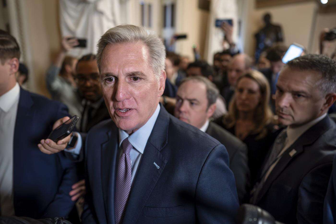 McCarthy sfiduciato dai trumpiani, rimosso lo speaker Repubblicano della Camera: paga la faida sugli aiuti militari a Kiev