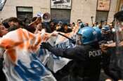 Scontri a Torino al corteo contro Giorgia Meloni, manganellate della polizia contro i manifestanti