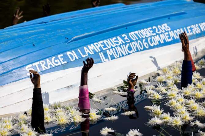 In Darsena a Milano l’installazione dedicata alla strage di Lampedusa del 2013 dove morirono 368 migranti