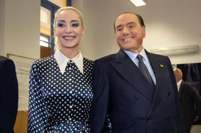 Silvio Berlusconi e Marta Fascina votano al seggio per le elezioni politiche del settembre 2022