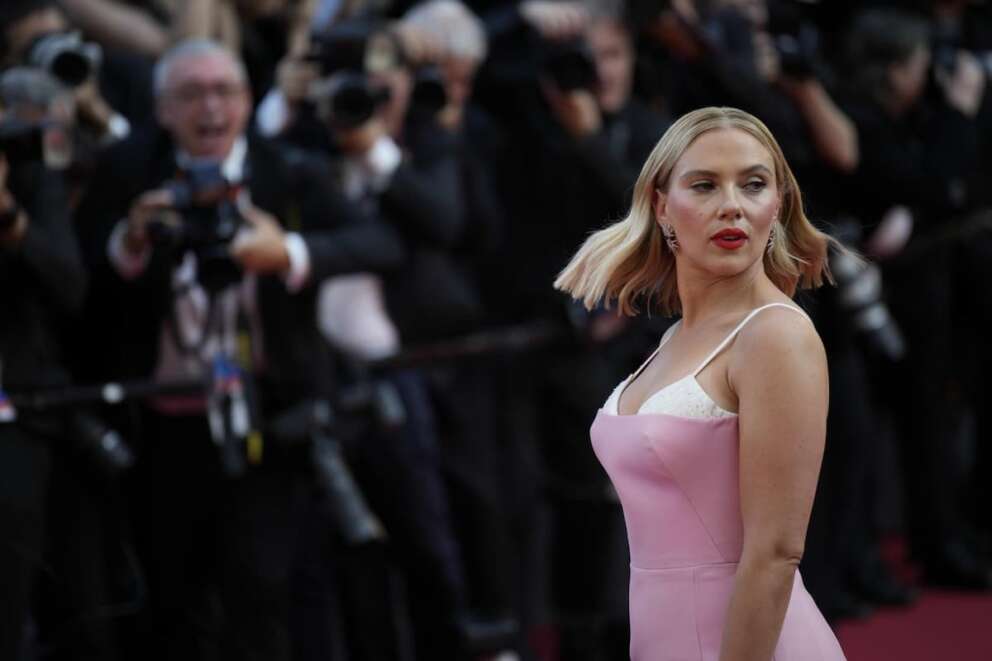 Scarlett Johansson poses for photographers upon arrival at the premiere of the film ‘Asteroid City’ at the 76th international film festival, Cannes, southern France, Tuesday, May 23, 2023. (AP Photo/Daniel Cole) LAPRESSE