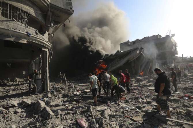 Palestinians inspect the damage of a house destroyed by an Israeli airstrike in Gaza City, Saturday, Nov. 4, 2023. (AP Photo/Abed Khaled) Associated Press/LaPresse Only Italy and Spain