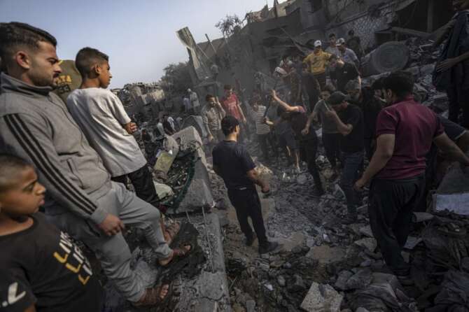 Palestinians look for survivors of the Israeli bombardment in the Maghazi refugee camp in the Gaza Strip, Sunday, Nov. 5, 2023. (AP Photo/Fatima Shbair) Associated Press/LaPresse Only Italy and Spain Associated Press/LaPresse Only Italy and Spain