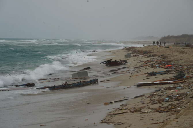 I resti dell’imbarcazione sulla spiaggia di Cutro