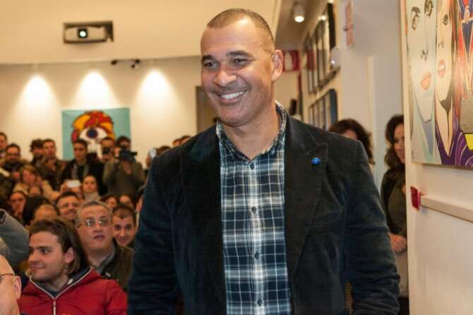 Gullit e gli alimenti non pagati ai figli italiani, l’ex calciatore denunciato: “Abbandonati, ci deve 500mila euro”