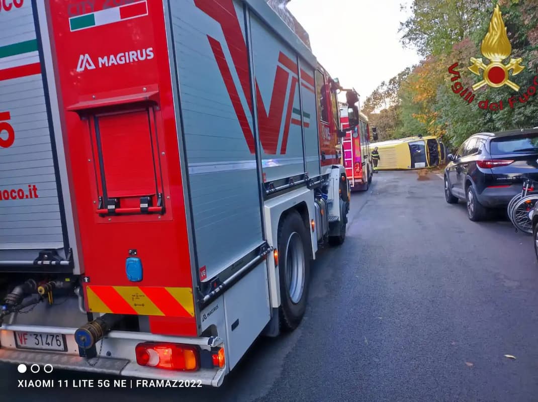 Scuolabus Esce Di Strada E Si Ribalta: Tre Bambini In Ospedale ...