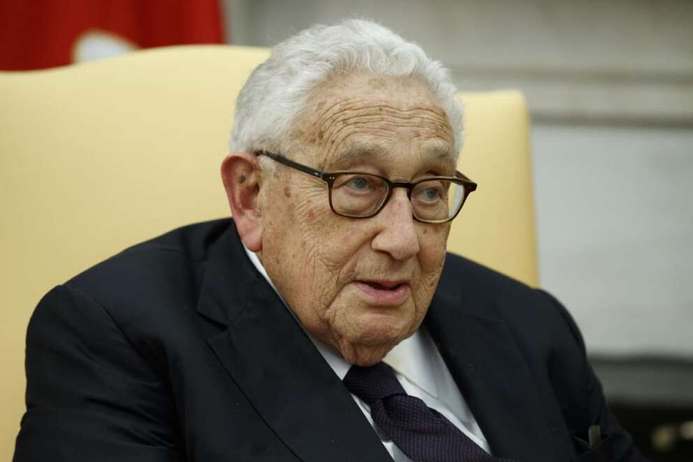 È morto Henry Kissinger: lo storico e controverso segretario di stato USA, mente dietro i golpe e Nobel per la pace