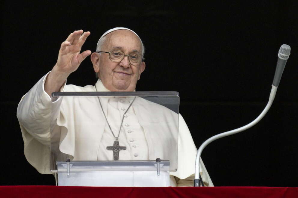 Papa Francesco, la decisione che rompe i tabù: “Sì a battesimo per transgender e figli coppie gay”
