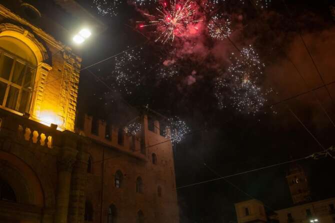 Foto Guido Calamosca/LaPresse 1 Gennaio 2022 Bologna, Italia Cronaca Bologna, i festeggiamenti del Capodanno 2022 in piazza a mezzanotte della notte tra il 31 dicembre 2021 e il 1 gennaio 2022 Nella foto: i festeggiamenti Photo Guido Calamosca/LaPresse 1 January, 2022 Bologna, Italy News Bologna, New Year’s Eve 2022 celebrations in the square at midnight In the picture: the celebrations