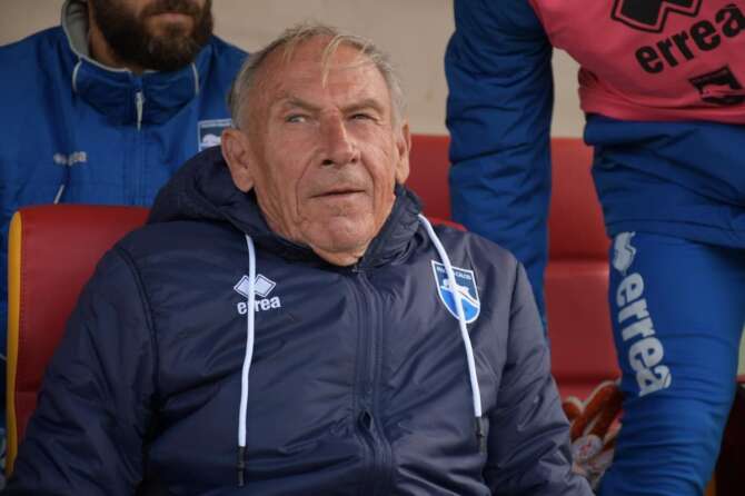 Foto Francesco Mazzitello/LaPresse 26 Marzo 2023 Catanzaro Italia – sport, calcio – Festa di Premiazione del Catanzaro calcio per la promzione in serie BKT Nella foto Zdeněk Zeman allenatore Pescara Photo Francesco Mazzitello/LaPresse March 26, 2023 Catanzaro Italy – sports, soccer – Catanzaro calcio’s Award Ceremony for promotion to Serie BKT