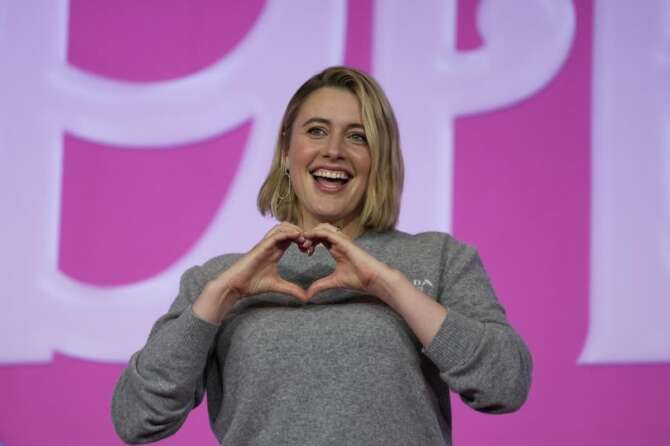 Director Greta Gerwig poses for the media prior to a news conference of the movie “Barbie.” in Seoul, South Korea, Monday, July 3, 2023. The film is to be released in the country on July 19. (AP Photo/Lee Jin-man) Associated Press/LaPresse Only Italy and Spain