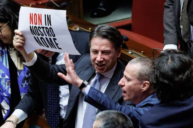 Foto Roberto Monaldo / LaPresse 06-12-2023 Roma Politica Camera dei deputati – Voto finale su pdl Salario minimo Nella foto Giuseppe Conte durante la protesta di PD e M5S 06-12-2023 Rome (Italy) Politics Chamber of deputies – Final vote on the bill Minimum wage In the pic Giuseppe Conte during the protest of the PD and M5S party