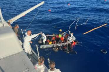 Strage nel mare Jonio, oltre 60 dispersi nel naufragio di un barchino: nel Mediterraneo è una carneficina
