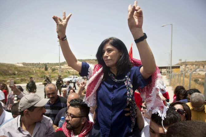 Khalida Jarrar arrestata, raid a Ramallah dell’esercito israeliano: in carcere la politica palestinese