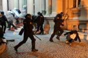 Scontri a Belgrado, otto agenti feriti e 35 manifestanti arrestati