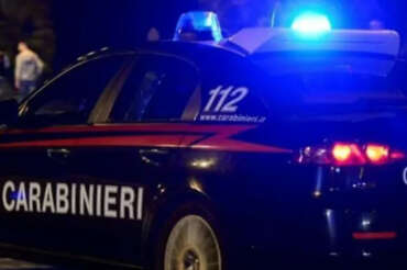 Omicidio a Bibbiano, folla inferocita tenta di linciare il presunto killer salvato dai carabinieri