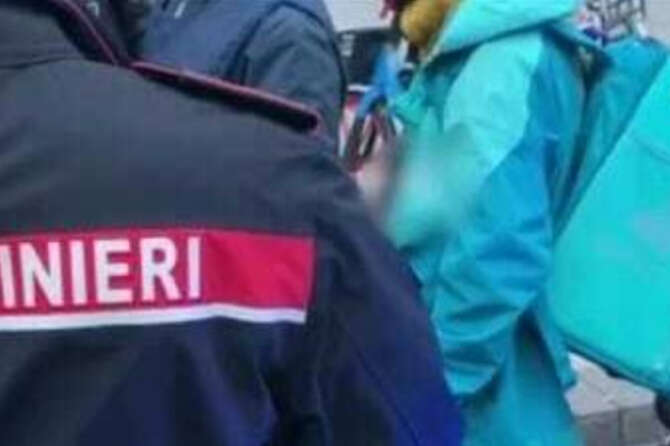 Napoli consegna le pizze ai carabinieri fumando uno spinello