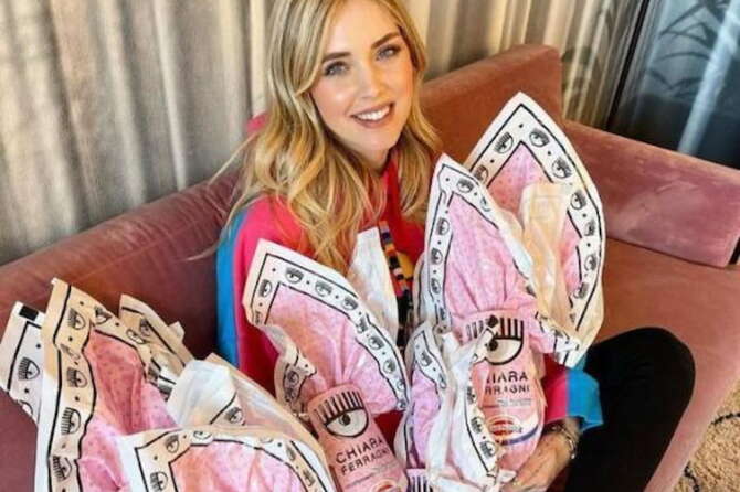 Chiara Ferragni con le uova di Pasqua