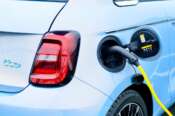 Incentivi auto elettriche, nel 2024 fino a 13mila euro per chi rottama il proprio veicolo