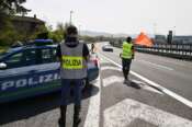 Aggredita e accoltellata in un’area di servizio sull’A1 a Firenze, in fuga uomo incappucciato