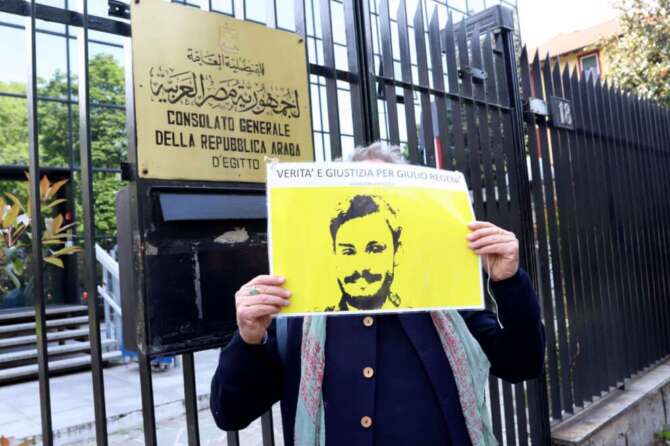 Regeni, a processo i quattro agenti segreti egiziani. La mamma di Giulio: “Oggi bella giornata”