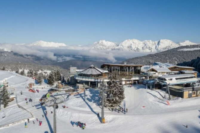 Cabinovia si schianta in Tirolo, quattro feriti gravi in Austria: “colpa” di un albero caduto sui cavi