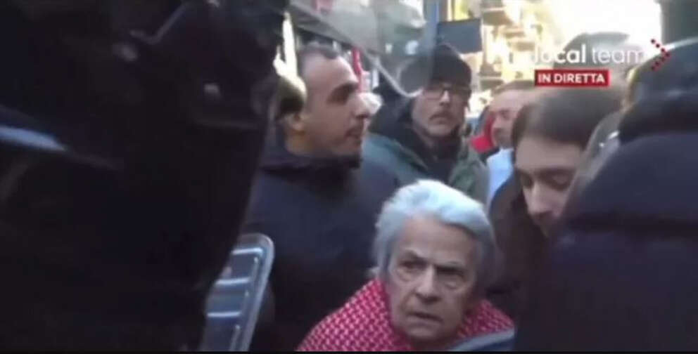 Corteo pro Palestina, il dialogo tra manifestante e carabiniere: “Mattarella non è il mio presidente, non lo riconosco”