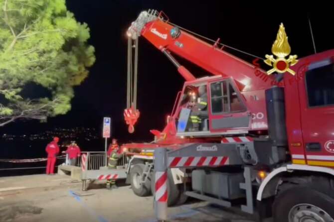 Como: auto sfonda la ringhiera di protezione e finisce nel lago, morti un uomo e una donna