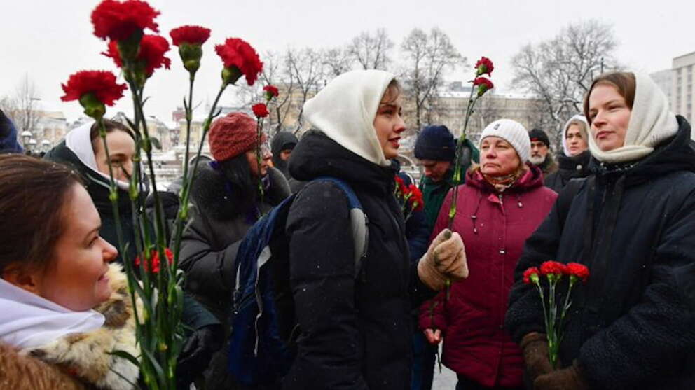 Cremlino: fiori e candele dalle mogli dei soldati russi per i mariti in guerra in Ucraina