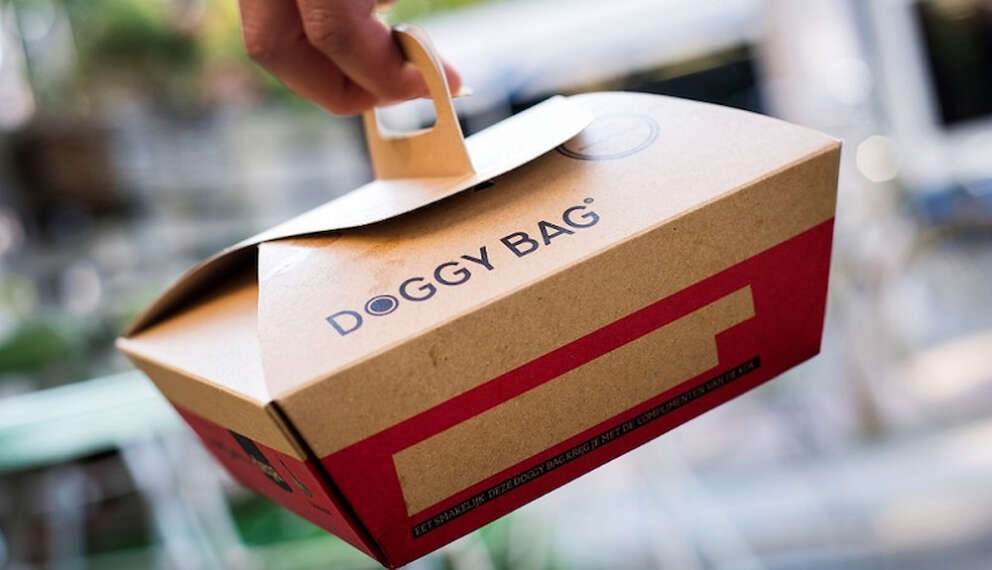 Doggy bag, cos’è e come funziona la legge che vuole renderla obbligatoria nei ristoranti: multe fino a 125 euro