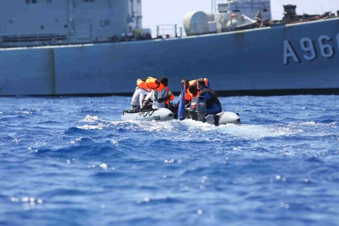 Due ragazzini morti congelati in una nave cargo, ennesima tragedia in mare