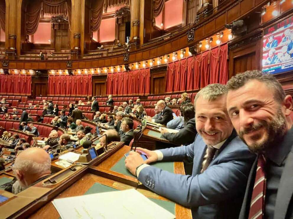 Il sottosegretario Delmastro e il deputato Pozzolo assieme alla Camera