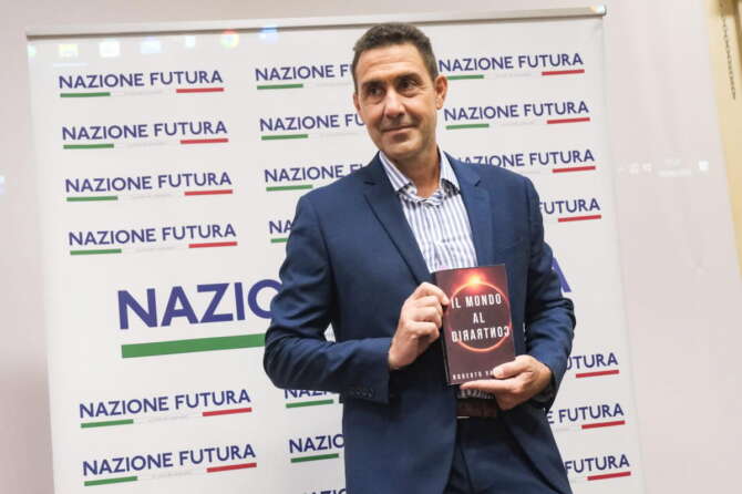 Roberto Vannacci mostra il suo libro “Il mondo al contrario”