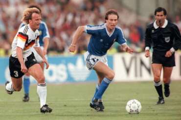 ©DPA/LAPRESSE 08-07-1990 IROMA SPORT CALCIO MONDIALI DI CALCIO 1990 PARTITA FINALE GERMANIA ARGENTINA(1-0) NELLA FOTO: ANDREAS BREHME,CODESAL MENDEZ