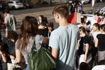 Foto Cecilia Fabiano /LaPresse 21 –6 -2023—Roma Italia — Cronaca —Maturità 2023 prima prova italiano Nella Foto : studentesse e studenti del liceo Visconti June 21, 2023 —Rome Italy — News — Final exams 2023 the first test – in the Photo : students of Visconti high school