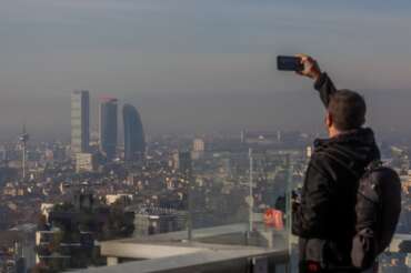 Foto Stefano Porta/LaPresse 13-11-2023 Milano, Italia – Cronaca – Panoramiche dalla terrazza del Palazzo di Regione Lombardia Nella foto City LIfe November 13, 2023 Milan, Italy – News – Overview from the terrace of the Lombardy Region Palace