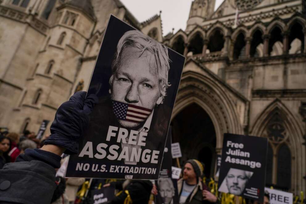 Perché Julian Assange rischia una condanna a 175 anni di carcere per le rivelazioni di Wikileaks
